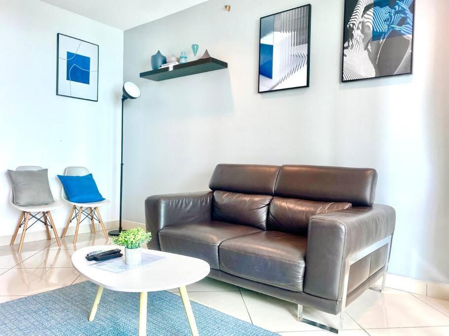Mansion One Suites - Seaview Modern 2 Bedroom Suites Τζωρτζ Τάουν Εξωτερικό φωτογραφία